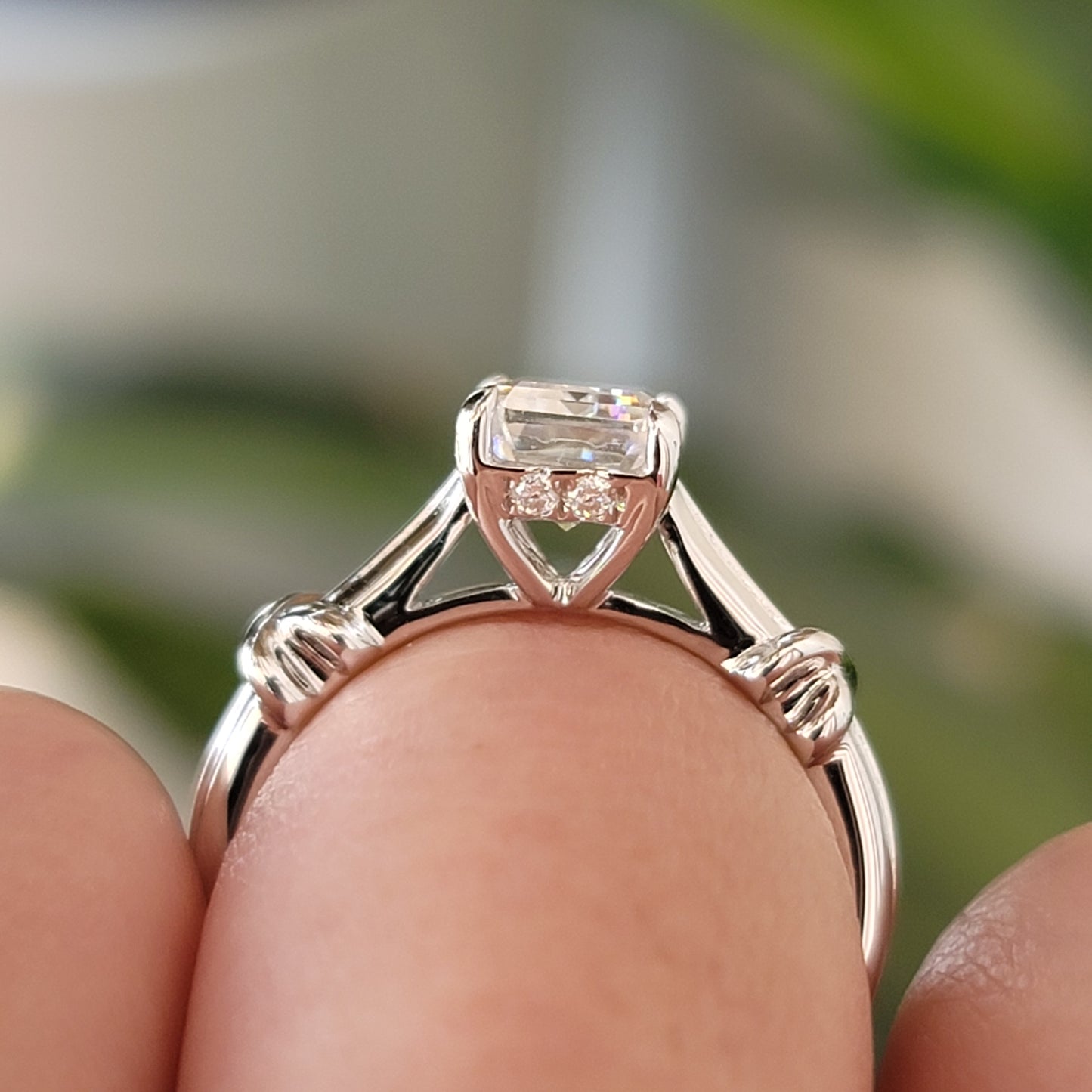 Doveggs 2ct emerald center G-H-I color art deco silver moissanite ring